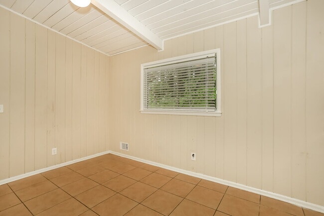 Building Photo - 2410 Ridgeway Dr