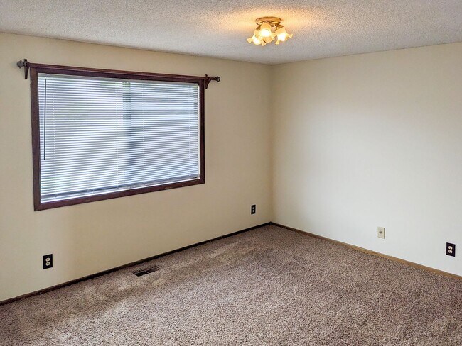 Building Photo - 1613 River Rock Dr NE