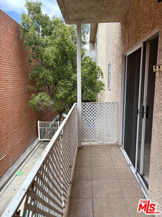 Building Photo - 5135 Zelzah Ave