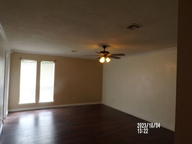 Building Photo - Large bedrooms, located on West side of town