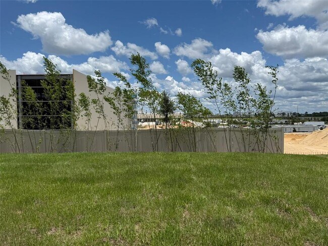 Building Photo - 3565 Dahlia Dr