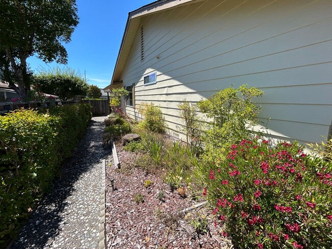Building Photo - 266 Valley Oaks Dr