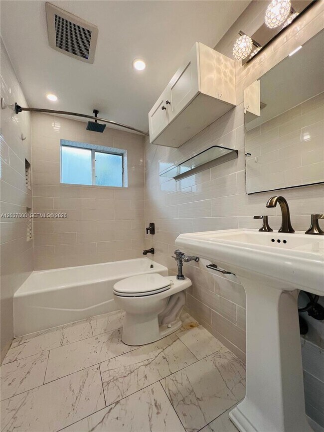 Building Photo - 2033 Calais Dr