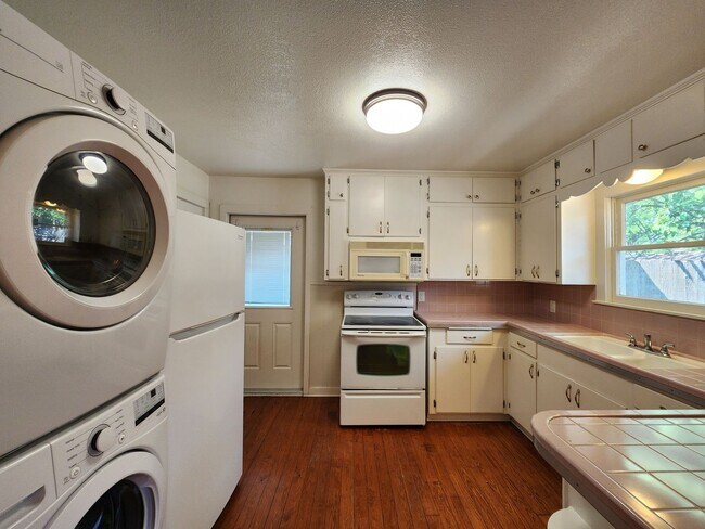 Building Photo - Craftsman Style House Walking Distance to ...