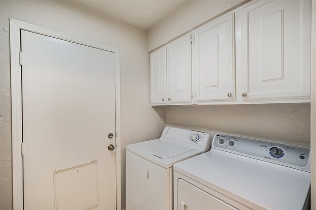 Building Photo - 2507 Bering Dr