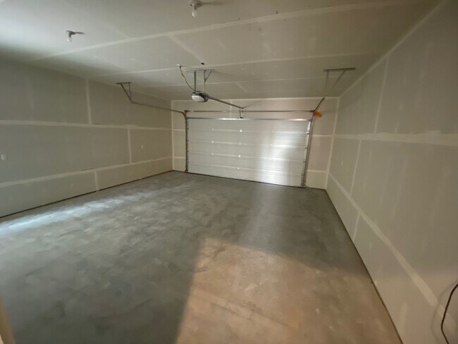 Building Photo - Beautiful 3-Bed, 2-Bath Home in The Arbors Subdivision