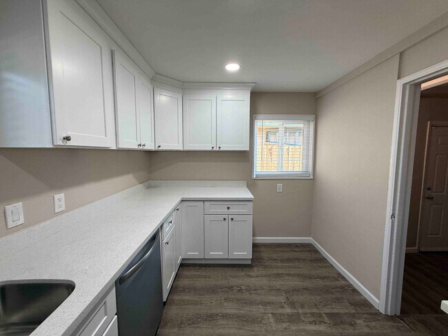 Building Photo - 3 Bed Home