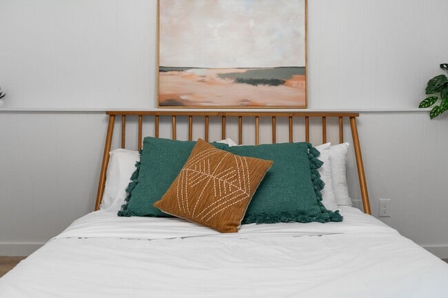 Building Photo - Stylish & Turnkey Furnished 2-BR Daylight Basement Apartment – Utilities + Wi-Fi Included