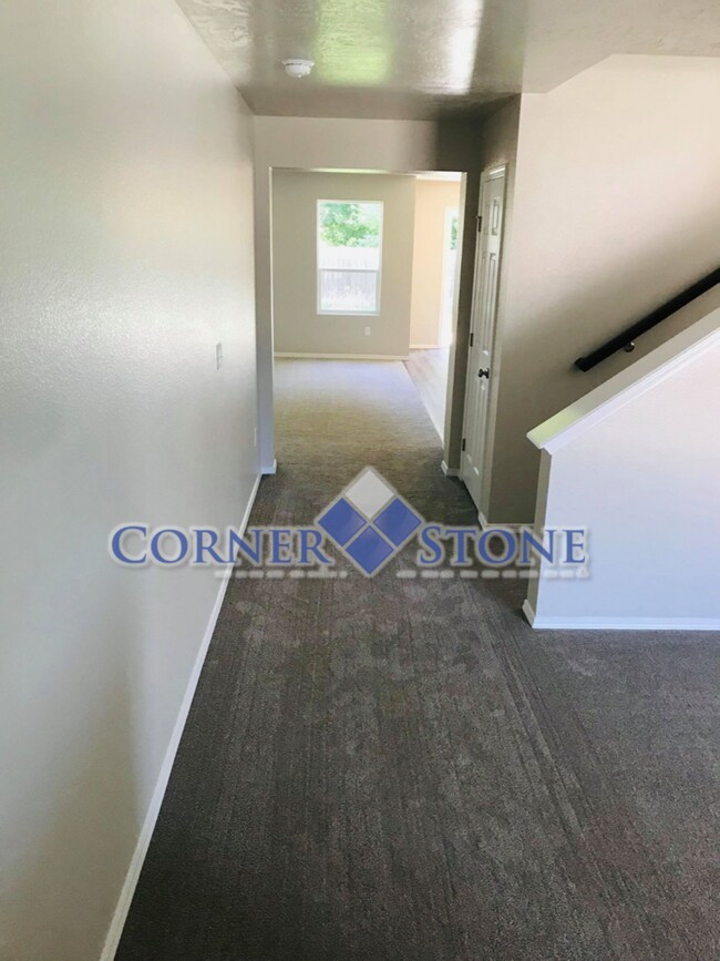 Building Photo - Spacious Home Canterbury Commons!