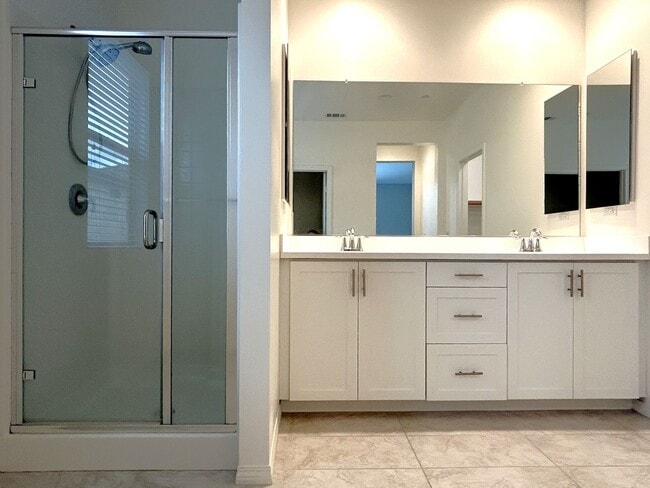 Building Photo - POWELL WAY UNIT 104 CORONA 92883  (3 BED / 2.5 BATH)