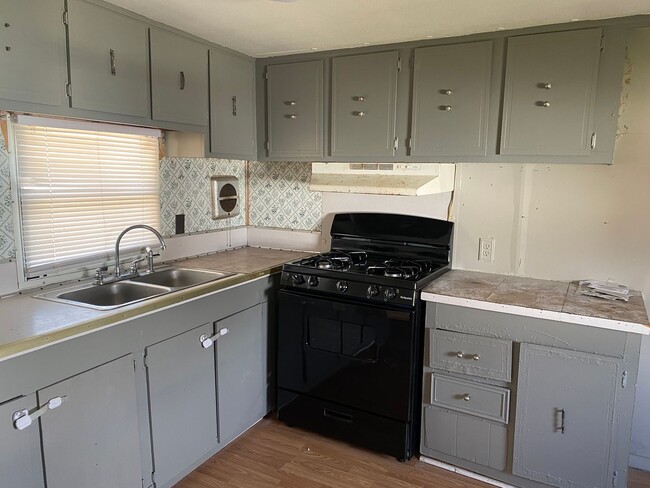 Building Photo - Trailer House; 3 bed 2 bath, covered patio