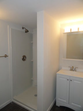 Building Photo - 111 Bridge St