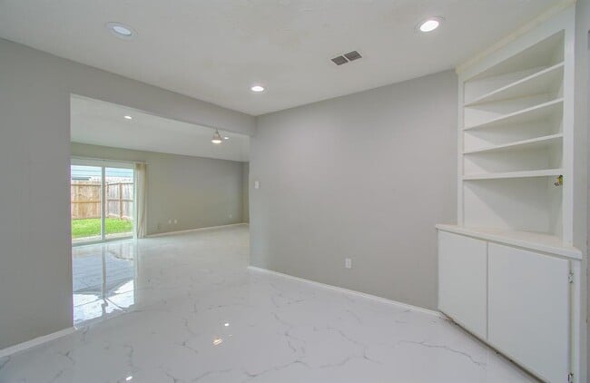 Building Photo - 326 Fair Oak Dr