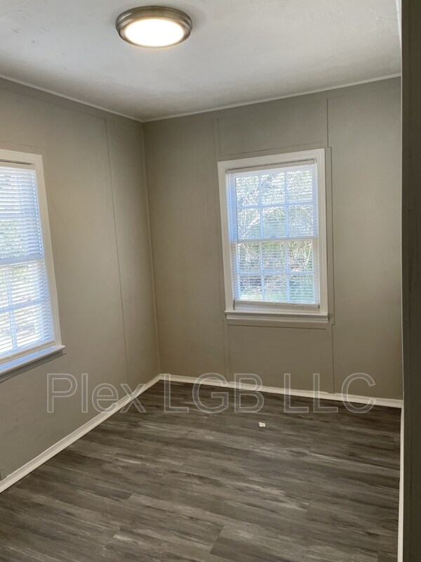 Building Photo - 112 Oak Ln