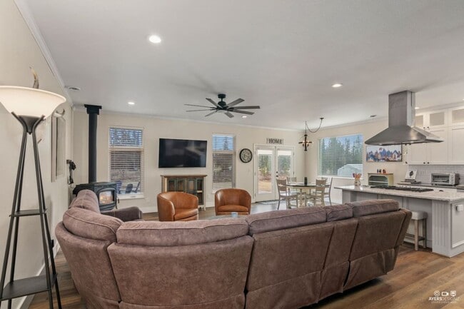 Building Photo - SEASONAL RANCH HOME