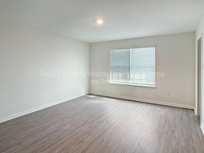 Building Photo - 303 Stone Ct