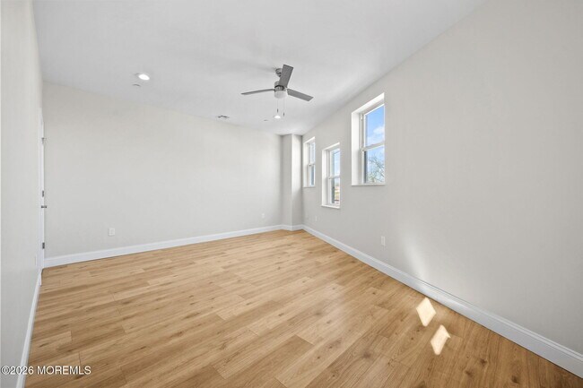 Building Photo - 207 Main St