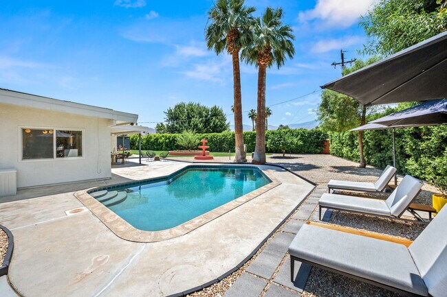 Building Photo - 43795 Acacia Dr