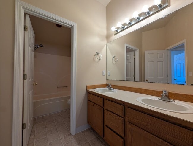 Building Photo - 3 bdrm/2 bthrm Duplex with Single Car Gara...