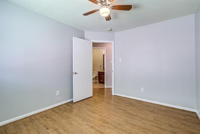Building Photo - 4826 Linden Pl