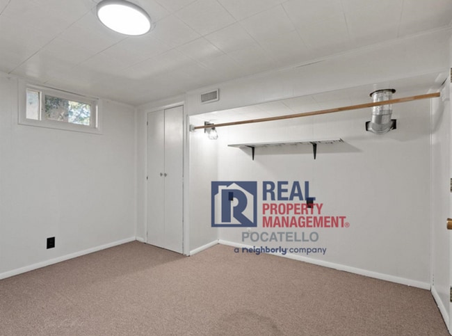 Building Photo - 5 Bedroom Home - University Area - Must See - Pet (dog) Negotiable