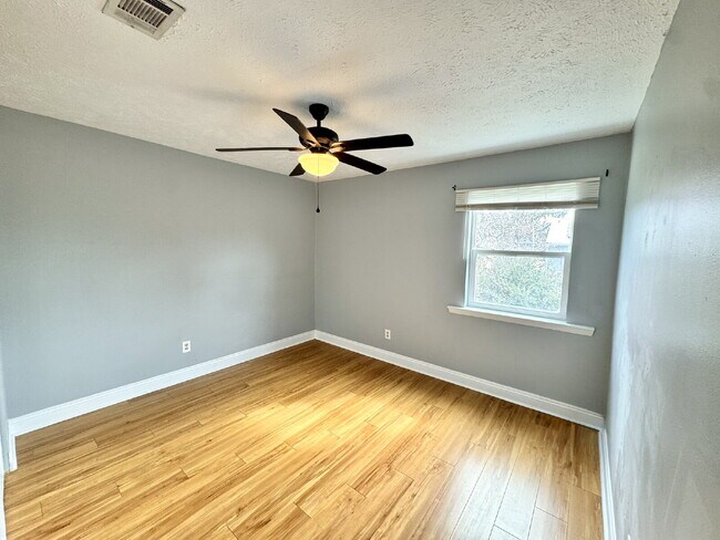 Building Photo - 2nd Floor - 2 Bedroom, 1 Bath in St. Andrews Area