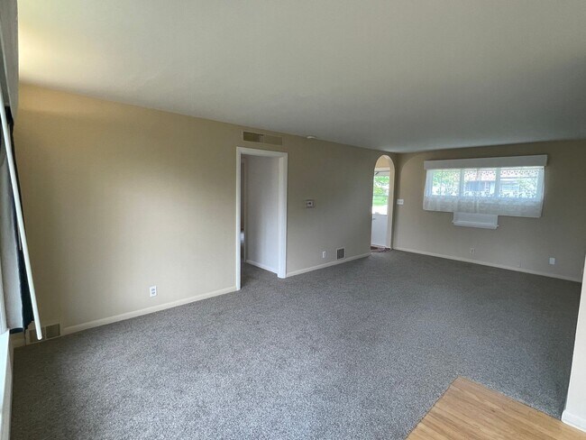 Building Photo - ~APPLICATIONS PENDING~ 2 Bedroom, 1 Bath H...