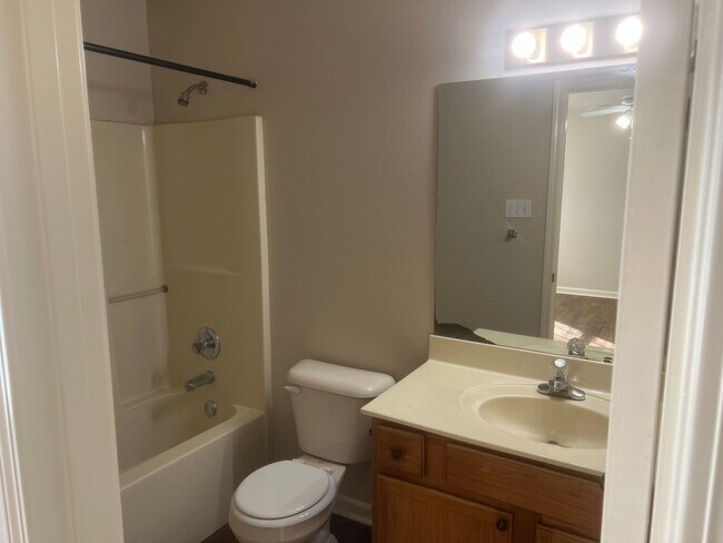 Building Photo - 3 Bed 2 Bath Home