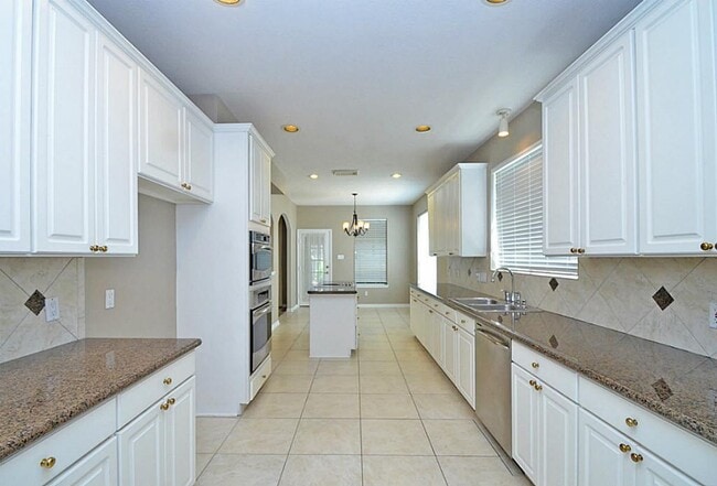 Building Photo - 523 Crestridge Dr