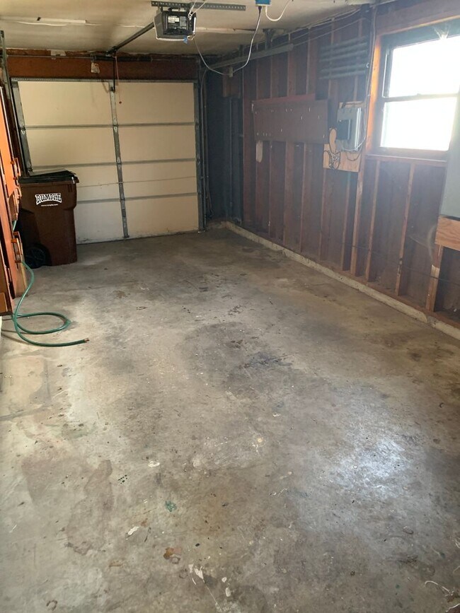 Building Photo - Three Bedroom One and a Half Bath Ranch Home in Delhi