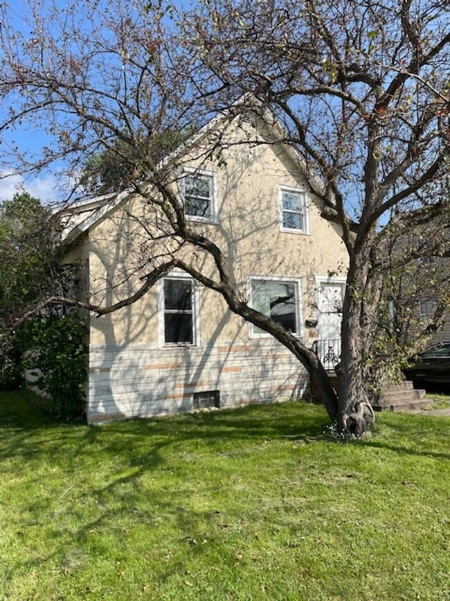 Building Photo - Spacious 4 bedroom house