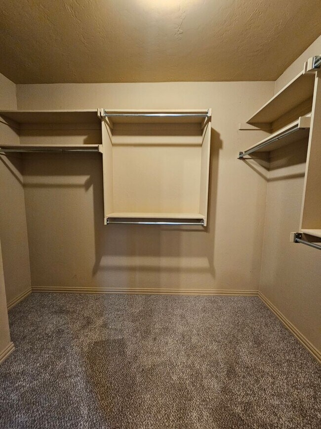 Building Photo - (3) Bed/(2) Bath in Tecumseh Ridge Avail Now!