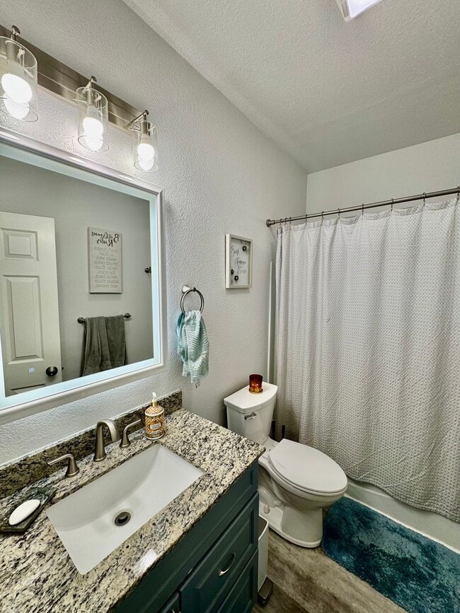 Building Photo - Beautiful Single Story 4 Bedroom 3 Bathroo...