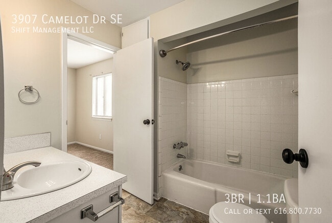 Building Photo - 3907 Camelot Dr SE