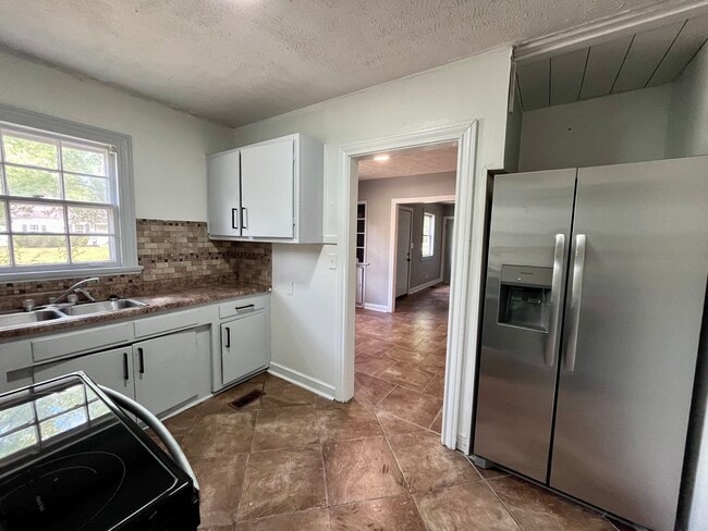 Building Photo - 132 King St