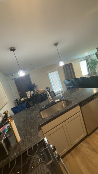 Building Photo - 123 Garden Walk