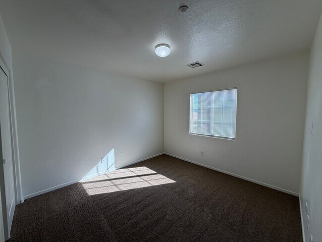 Building Photo - Discover a refreshed 4-bedroom, 2.5-bath home in Las Vegas 89149