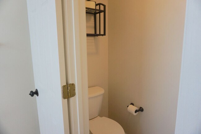 Building Photo - 3 BED | 2.5 BATH | POOLER