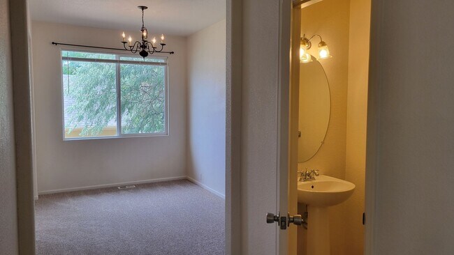 Building Photo - Single Family 3 Bed, 2.5 Bath Home - Avail...