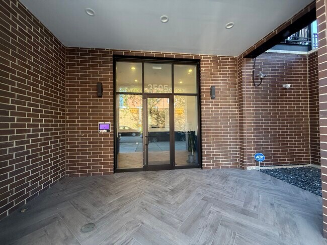 Building Photo - 2505 W Carmen Ave