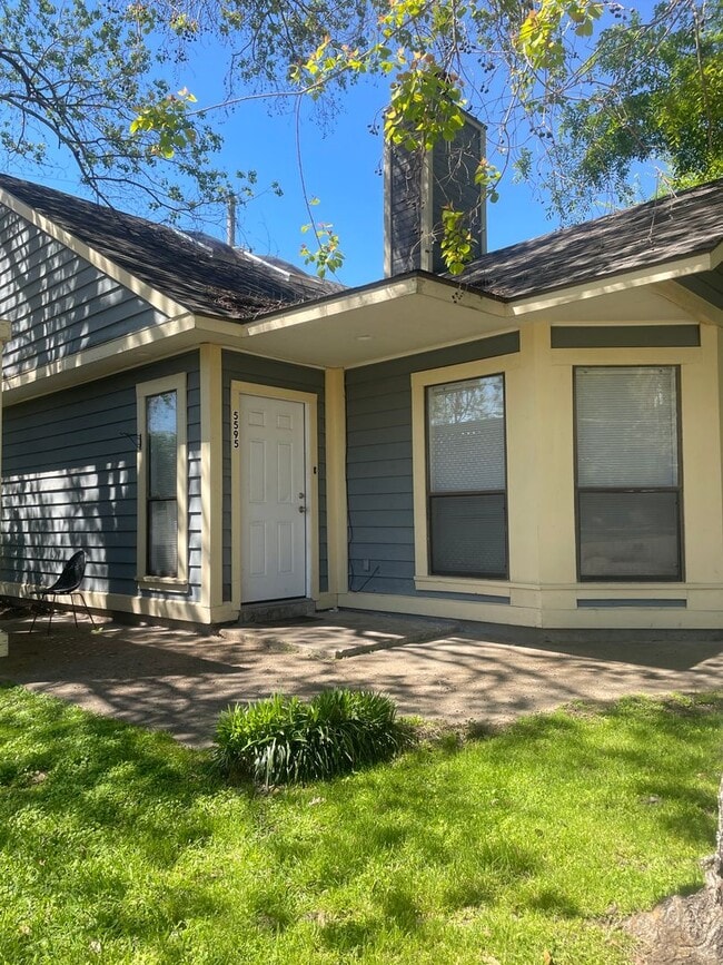 Building Photo - 2 Bed / 1 Bath