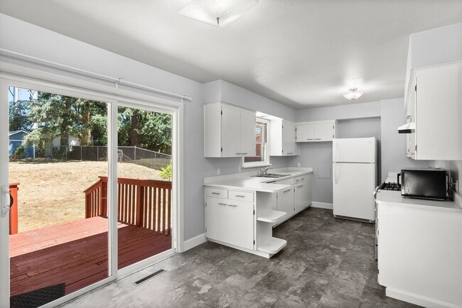 Building Photo - Charming 3-Bedroom Bungalow on Large Fenced Lot