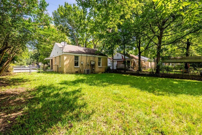 Building Photo - Charming 2BR/1BA Brick Cottage — Hardwoods, Fenced Yard, W/D Included
