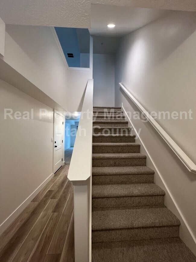 Building Photo - Newer American Fork Townhouse