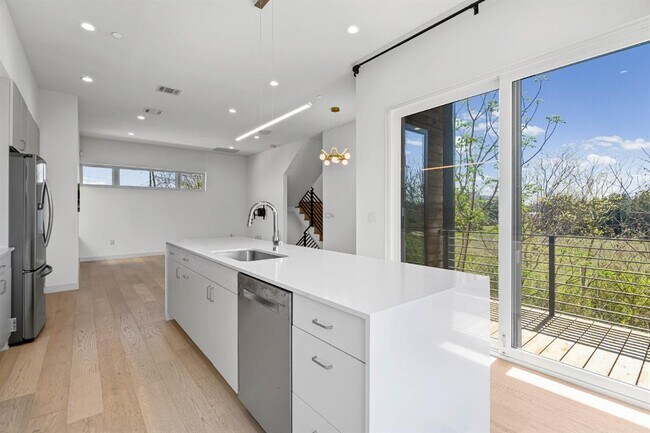 Building Photo - 5605 Sunshine Dr