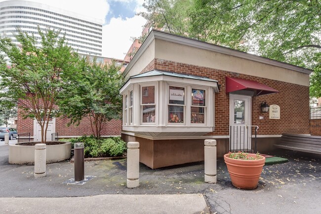 Building Photo - Spacious & Bright Junior One Bedroom at Ri...