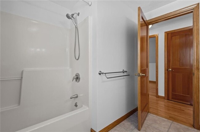 Building Photo - 27 River St