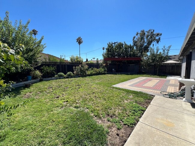 Building Photo - Updated Single Story Home located in Conve...