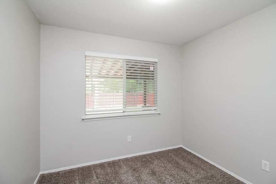 Building Photo - 13911 Creek Crossing Dr