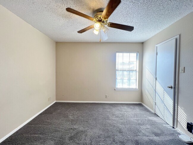 Building Photo - Lovely 2-Story 2/2.5 Condo in Denton For Rent!